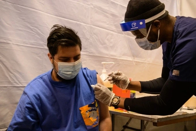 Một người tiêm vaccine Covid-19 tại một điểm tiêm chủng dã chiến ở thành phố New York, Mỹ, hôm 12/5. Ảnh: AFP.