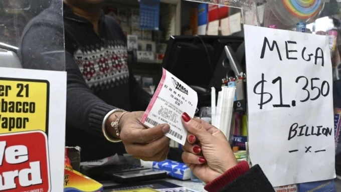 Tấm vé xổ số 1,35 tỷ USD được bán ra tại một cửa hàng tiện lợi ở Maine vào tháng 1/2023. Ảnh: GMA