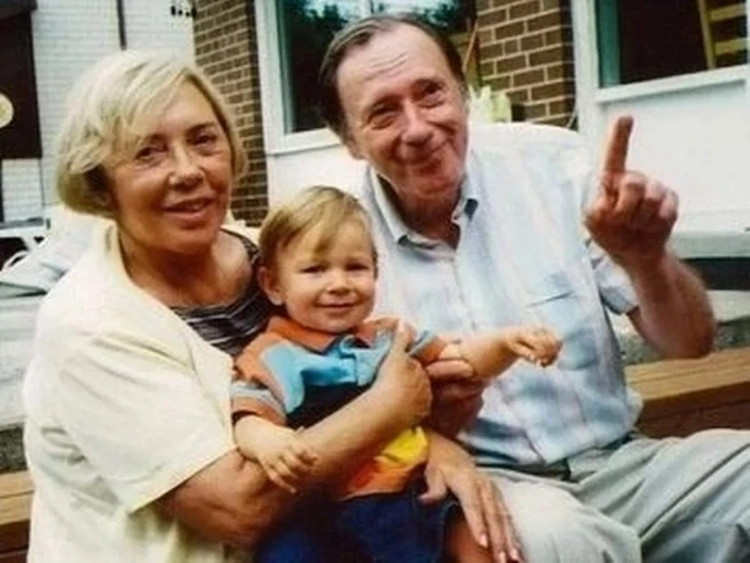 Ibi Roncaioli cùng chồng, bác sĩ phụ khoa, và con trai chung. Ảnh: Sun