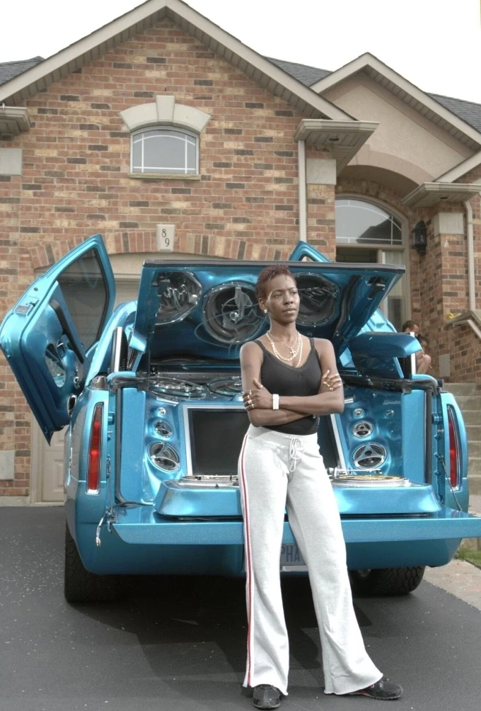 Sharon Tirabassi bên chiếc Caddillac giá 200.000 USD mới mua khi trúng số. Ảnh: Lottery Post