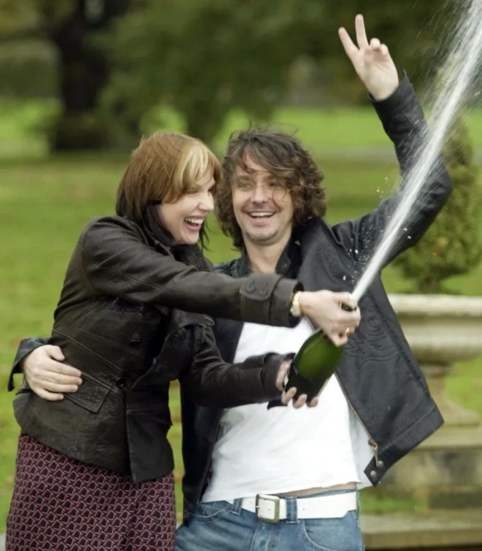 Lara và chồng Roger Griffiths ở hạt Yorkshire (phía bắc nước Anh), ăn mừng khi trúng giải độc đắc 1,8 triệu bảng Anh, tháng 10/2005. Ảnh: SWNS