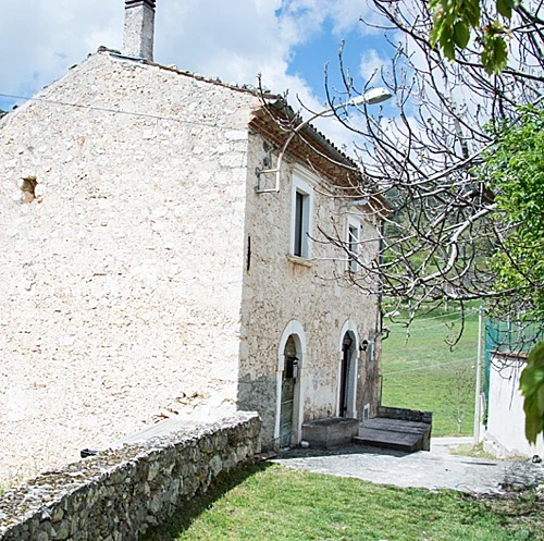 Căn biệt thự trung cổ nông thôn nước Italia bán với giá 50 bảng - 8