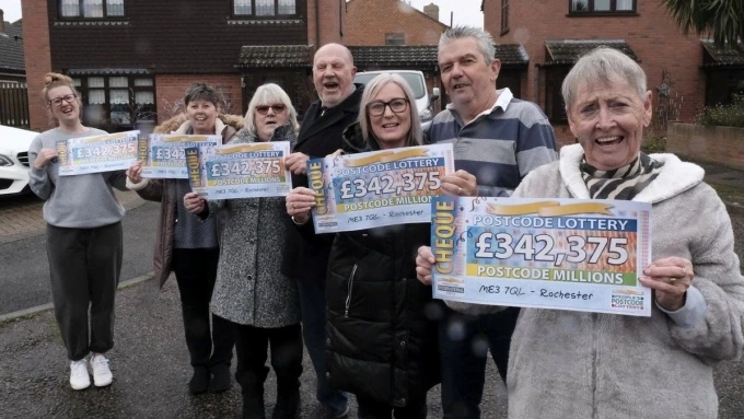 Hơn 500 người dân ở làng Cliffe nhận được món quà bất ngờ, ngay trước Giáng sinh vài ngày. Ảnh: SWIN