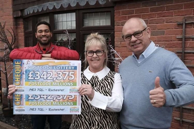 Vợ chồng tài xế Paul đã trúng khoản tiền gần 700.000 bảng. Ảnh: SWIN