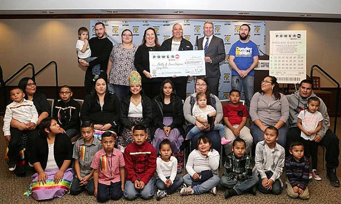 Vợ chồng Phillip cùng tất cả con, cháu đi nhận giải hôm 23/10. Ảnh: Times.