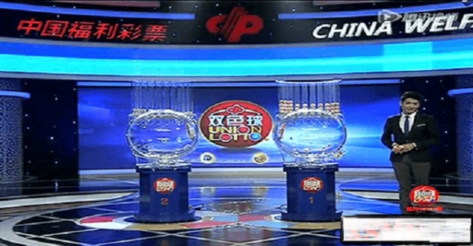 Buổi mở thưởng xổ số bóng hai màu được phát trực tiếp ở Trung Quốc.