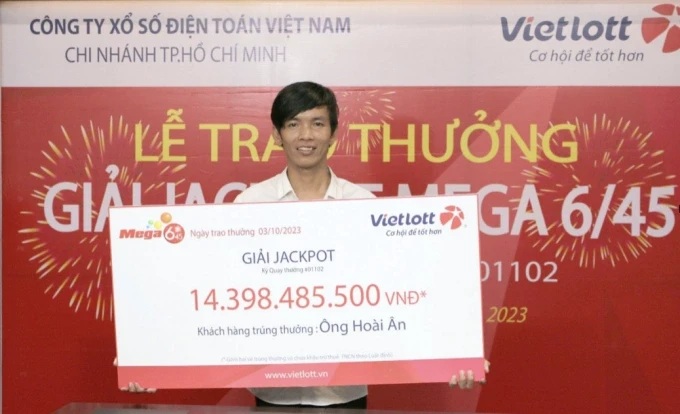 Anh Nguyễn Hoài Ân nhận thưởng Jackpot hơn 14,3 tỷ đồng hôm 3/10. Ảnh: Vietlott