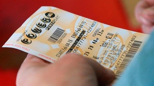 Một vé số Powerball. Ảnh: ABC13.