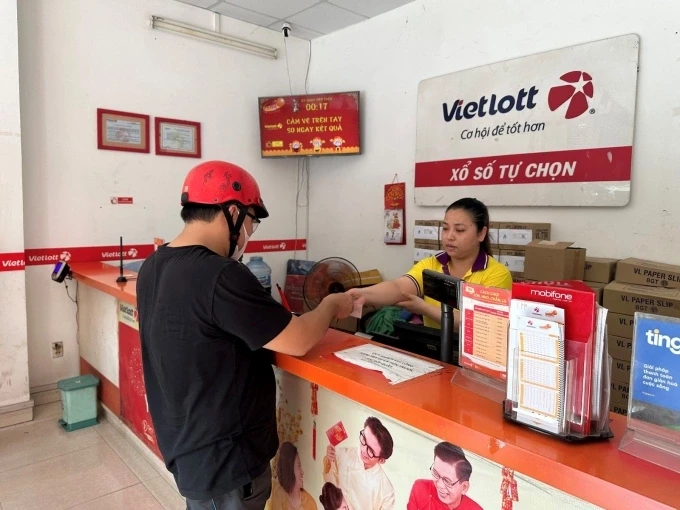 Người chơi mua vé Vietlott tại một điểm bán ở quận Bình Tân, TPHCM. Ảnh: Vietlott