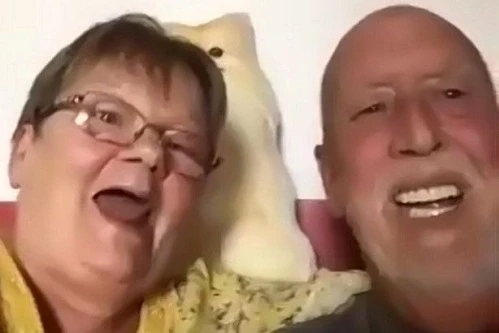 Vẻ mặt ngạc nhiên lẫn hạnh phúc khi nhận thông báo từ đại diện đơn vị xổ số. Ảnh: Mirror.