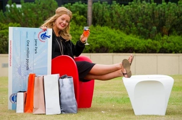 Jane Park trở thành một trong những người trúng số trẻ nhất Scotland. Ảnh: Mirror