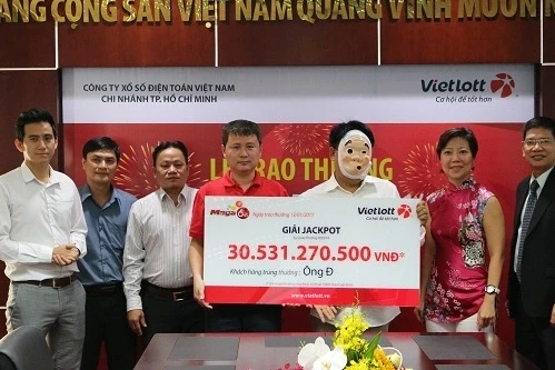 khach-hang-o-tp-hcm-nhan-giai-xo-so-hon-30-ty-dong