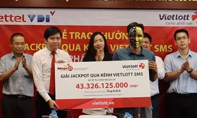 Anh N.Đ.N nhận giải thưởng Jackpot hơn 43,3 tỷ đồng. Ảnh: Nguyễn Hồng