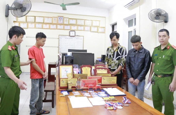 Các nghi can Nghĩa, Trung và Sơn (thứ hai đến bốn, từ trái qua) tại cơ quan điều tra. Ảnh: Công an cung cấp