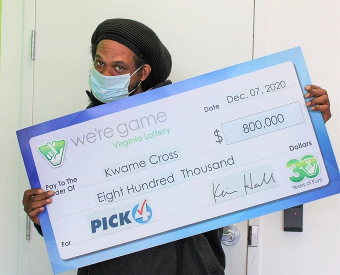 Kwame Cross nhận giải thưởng xổ số hôm 7/12. Ảnh: Virginia Lottery.