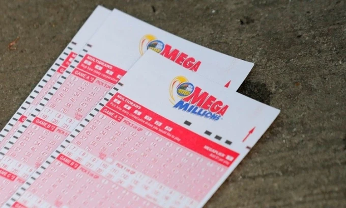 Tờ vé số Mega Millions ở New York, Mỹ, hồi tháng 10/2018. Ảnh: Reuters.