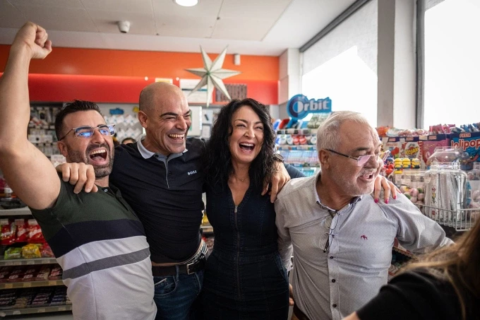 Người dân ăn mừng tại trạm xăng La Chasnera, Tenerife, Tây Ban Nha ngày 22/12 sau khi trúng số. Ảnh: AFP.