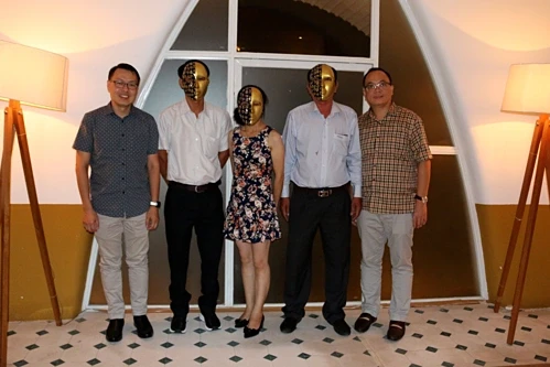 Ba người trúng Jacpot duy nhất đến dự trong số 40 người được mời chụp ảnh cùng lãnh đạo Vietlott và công ty Berjaya. Ảnh: Vietlott