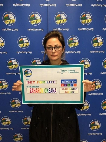 Bà Oksana Zaharov nhận giải thưởng xổ số 5 triệu USD