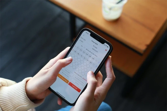 Một người chơi đang mua vé số qua kênh Vietlott SMS.