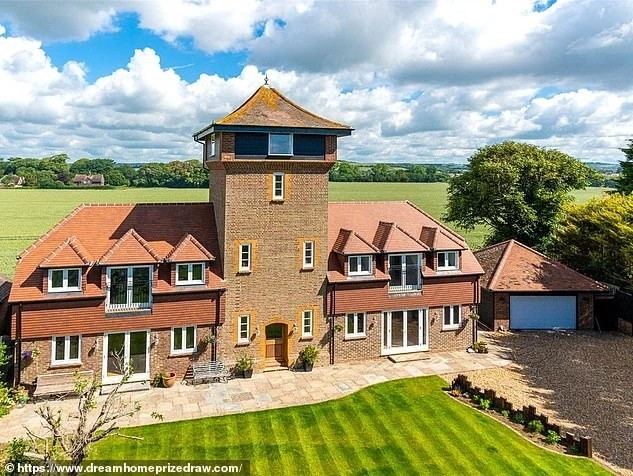 Ngôi nhà có 4 phòng ngủ, nằm cạnh bờ biển. Ảnh: Dailymail.