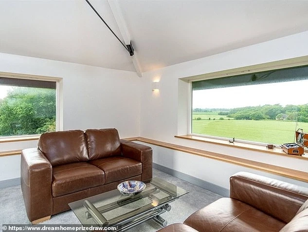 Một góc phòng khách với tầm nhìn bất tận. Ảnh: Dailymail.