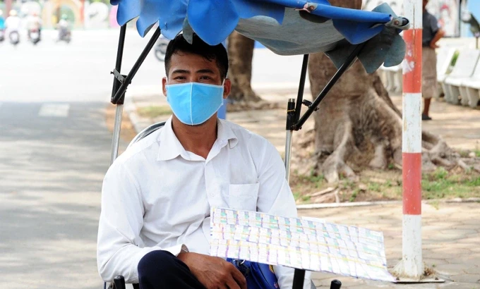 Một người bán vé số ở Cần Thơ, trước đợt bùng phát dịch Covid-19 lần 4. Ảnh: Cửu Long