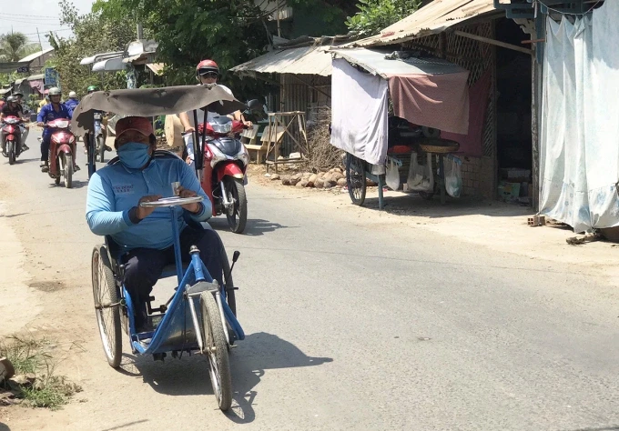 Ông Trương Văn Sơn, ở huyện Hồng Ngự (Đồng Tháp) lúc trước bán mỗi ngày 200 tờ vé số. Ảnh: Ngọc Tài