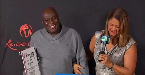 Ông David Johnson nhận giải độc đắc hôm 25/1. Ảnh: NBC News