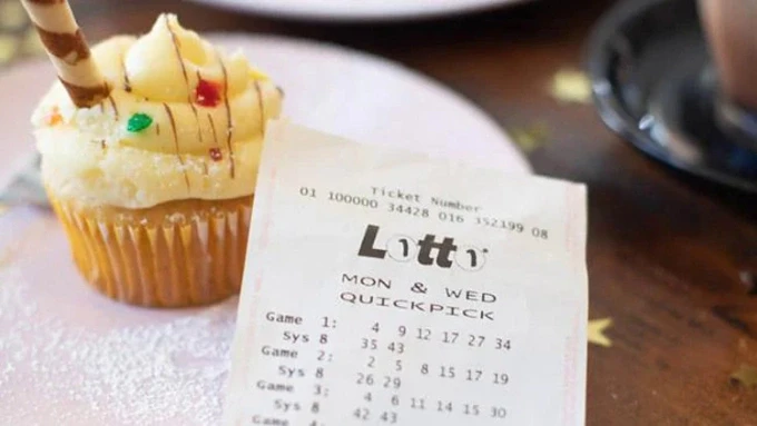 Người phụ nữ may mắn cho biết cô cảm thấy kỳ quái và không tin mình đã trúng một số tiền lớn như thế. Ảnh: News