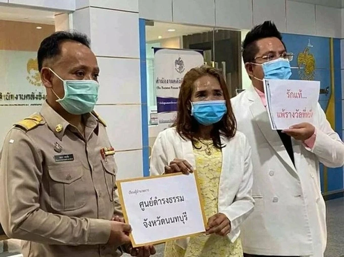 Chị Natthanan (giữa) nhờ cơ quan pháp luật giúp tìm ra nơi ở của bạn trai và hòa giải vụ trúng số. Ảnh: Yahoo.