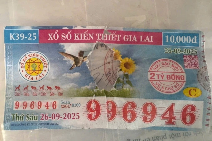 Tờ vé số trúng độc đắc của người đàn ông ở Quảng Ngãi bị rách ở giữa. Ảnh: Ngọc Oanh