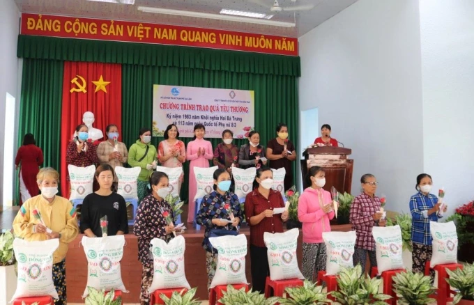 200 phần quà mỗi phần 10kg gạo cho 200 chị em bán vé số lẻ trên địa bàn thành phố Cao Lãnh.