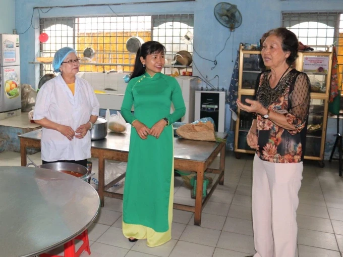 Bà Đặng Thị Ngọc Hiền trò chuyện với các đầu bếp nấu ăn cho những người bán vé số lẻ Sa Đéc.