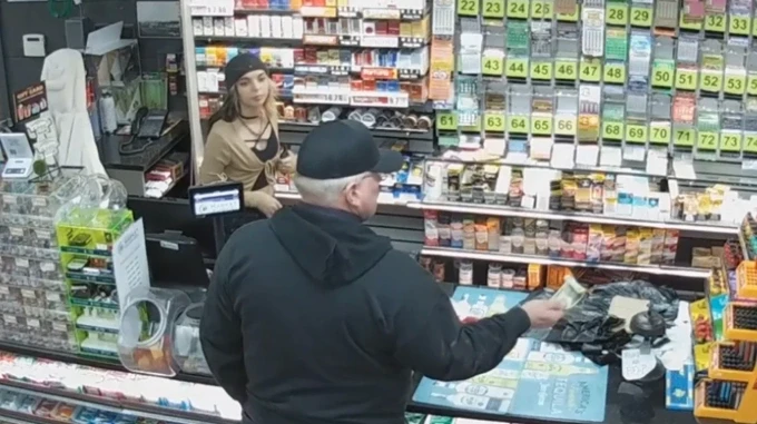 Camera cửa hàng ghi lại cảnh ông Paul mua vé số khi bị cáo Carly đang trong ca bán hàng. Ảnh: CNN