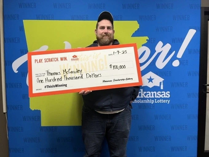 Thomas McCawley nhận giải thưởng xổ số 100.000 USD ngày 1/7/2025 theo công bố ngày 20/1 của ban tổ chức. Ảnh: Xổ số Học bổng Arkansas