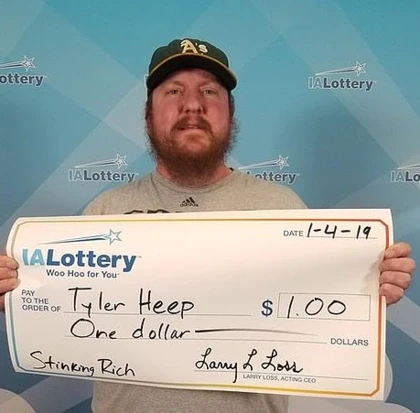 Anh Tyler đã đóng khung tấm séc treo trong nhà. Ảnh: NBC.