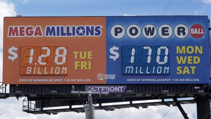 Bảng cập nhật giá trị giải thưởng độc đắc của hai chương trình xổ số Mega Millions và Power Ball tại bang Michigan ngày 29/7. Ảnh: AP.