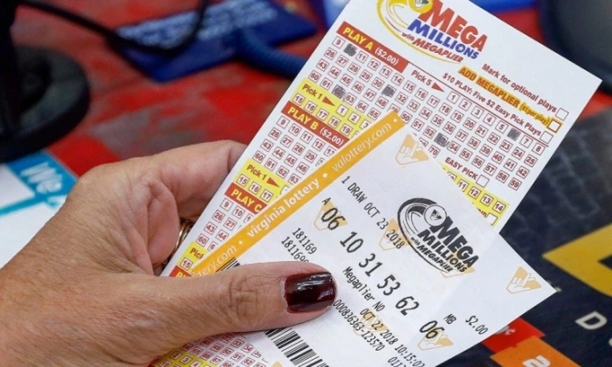 Một phụ nữ mua vé số Mega Millions hồi tháng 10/2018. Ảnh: ABC News.