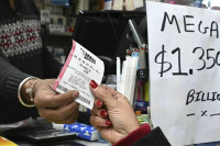 Bị bố kiện vì nuốt lời hứa chia giải độc đắc 1,35 tỷ USD