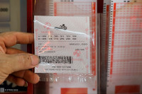 Chồng mua vé số, tiền trúng thưởng là tài sản riêng hay chung?