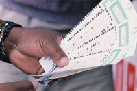 Cô vợ Mỹ vứt vé số trúng triệu đô trong sọt rác