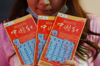 Giới trẻ Trung Quốc chơi xổ số để tạm quên khó khăn