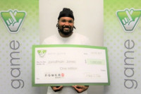 Mua xổ số trên đường đến công viên, du khách trúng một triệu USD