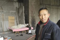 Người đàn ông 10 năm quyết không về nhà để tìm ra cách trúng số