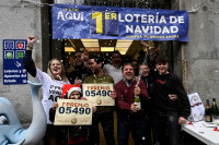 Người dân Tây Ban Nha ăn mừng trúng giải xổ số lớn nhất thế giới