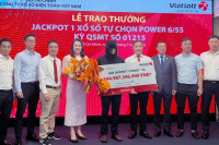 Người trúng Jackpot kỷ lục nói 'chưa có kế hoạch' dùng 345 tỷ đồng
