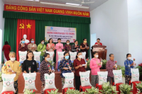 Trao quà cho 200 phụ nữ bán vé số lẻ tại Đồng Tháp