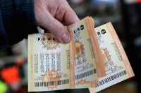 Vì sao người trúng số dễ phá sản