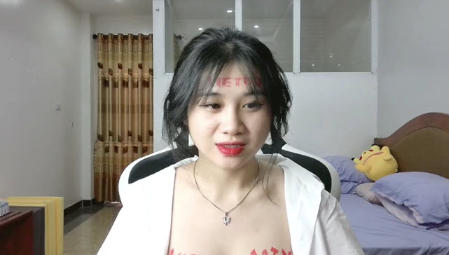 NỮ STREAMER ÁO DÀI